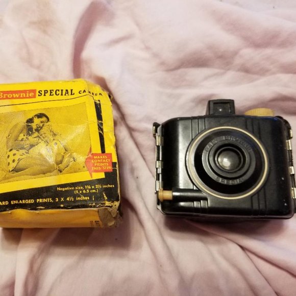 VINTAGE 1940s KODAK BABY BROWNIE SPECIAL CAMERA X 2 (ONE WITH ORIGINAL BOX)
